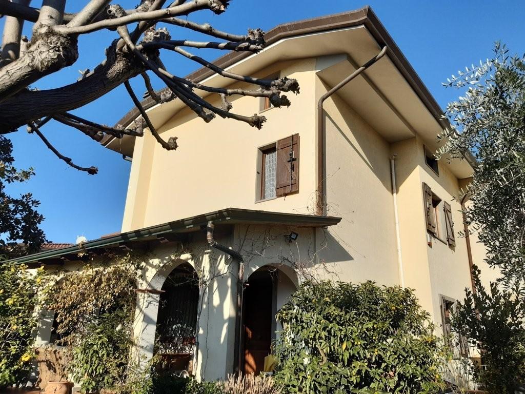 Villa Tri-Quadrifamiliare in vendita a Montignoso, 10 locali, prezzo € 520.000 | PortaleAgenzieImmobiliari.it