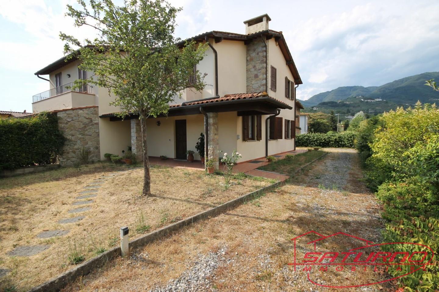 Villa Bifamiliare in vendita a Capannori, 8 locali, prezzo € 360.000 | PortaleAgenzieImmobiliari.it