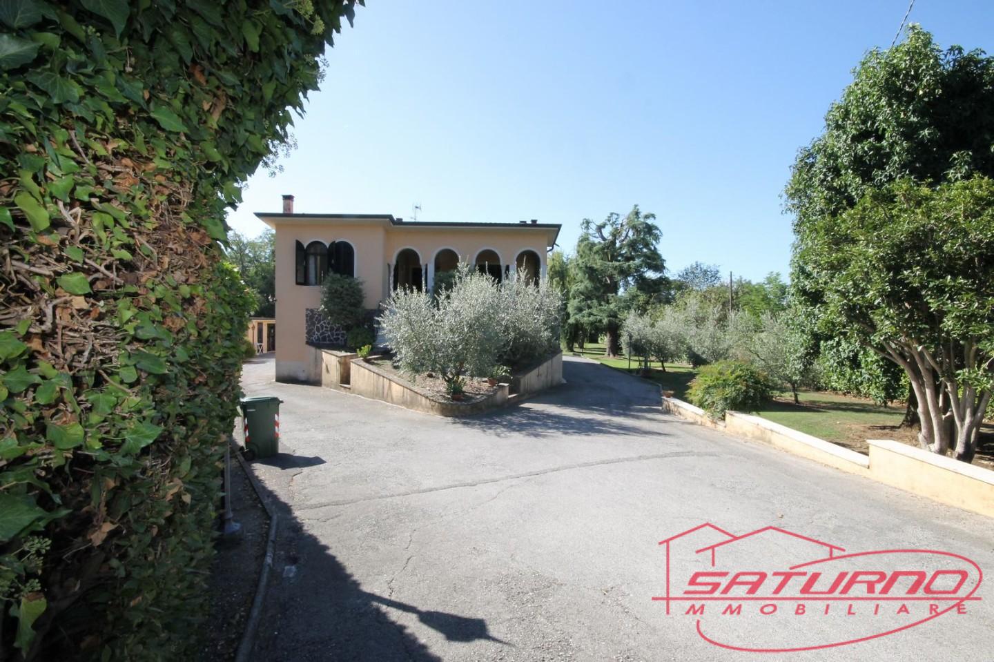 Villa in vendita a Capannori, 12 locali, prezzo € 540.000 | PortaleAgenzieImmobiliari.it