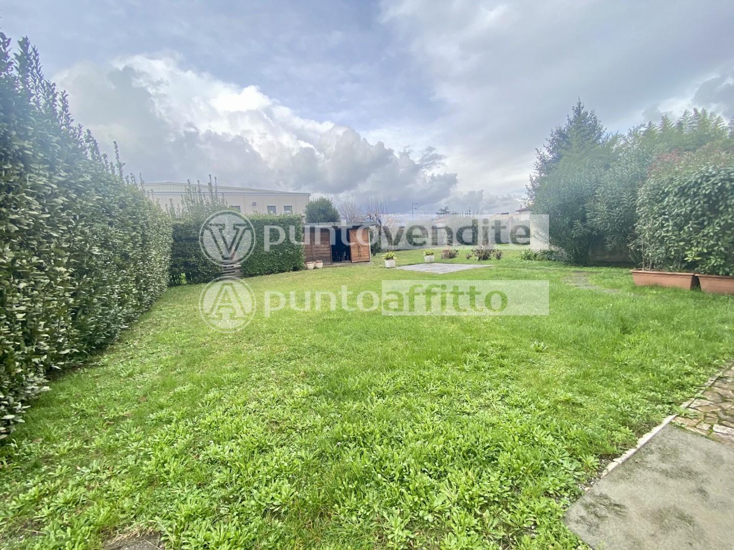 Villa Bifamiliare in vendita a Lucca, 9 locali, prezzo € 380.000 | PortaleAgenzieImmobiliari.it