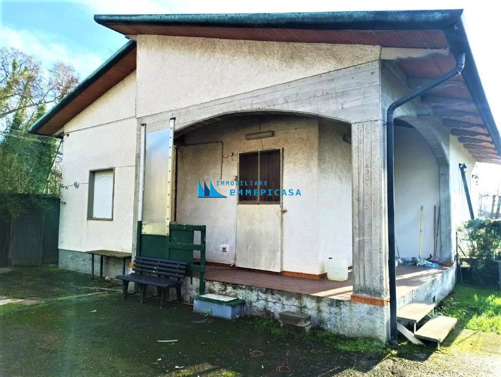 Villa Bifamiliare in vendita a Montignoso, 2 locali, prezzo € 150.000 | PortaleAgenzieImmobiliari.it
