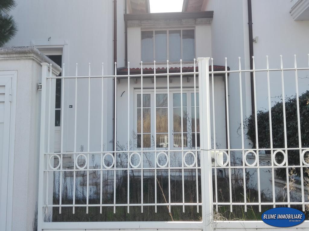 Villa Tri-Quadrifamiliare in Vendita a Camaiore