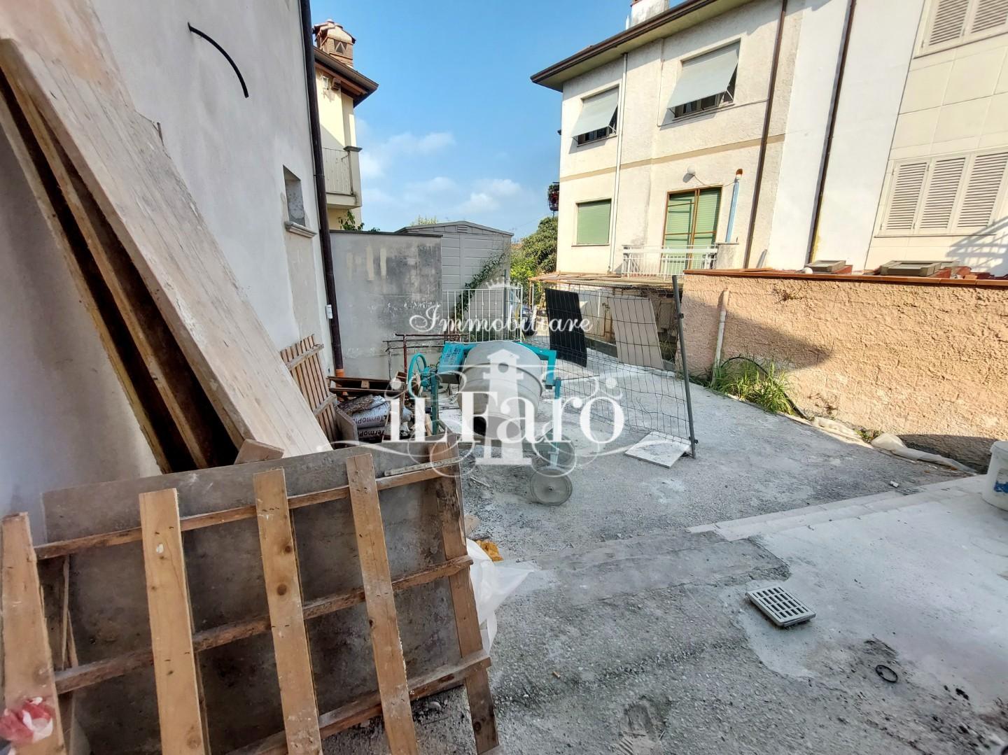 Villa Bifamiliare in vendita a Camaiore, 15 locali, prezzo € 270.000 | PortaleAgenzieImmobiliari.it