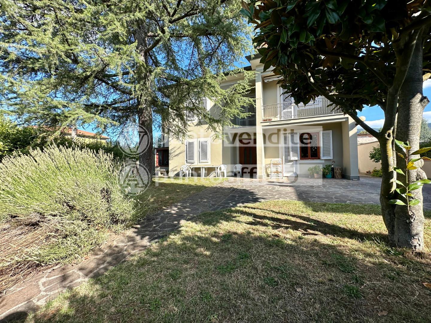 Villa Bifamiliare in vendita a Capannori, 8 locali, prezzo € 310.000 | PortaleAgenzieImmobiliari.it