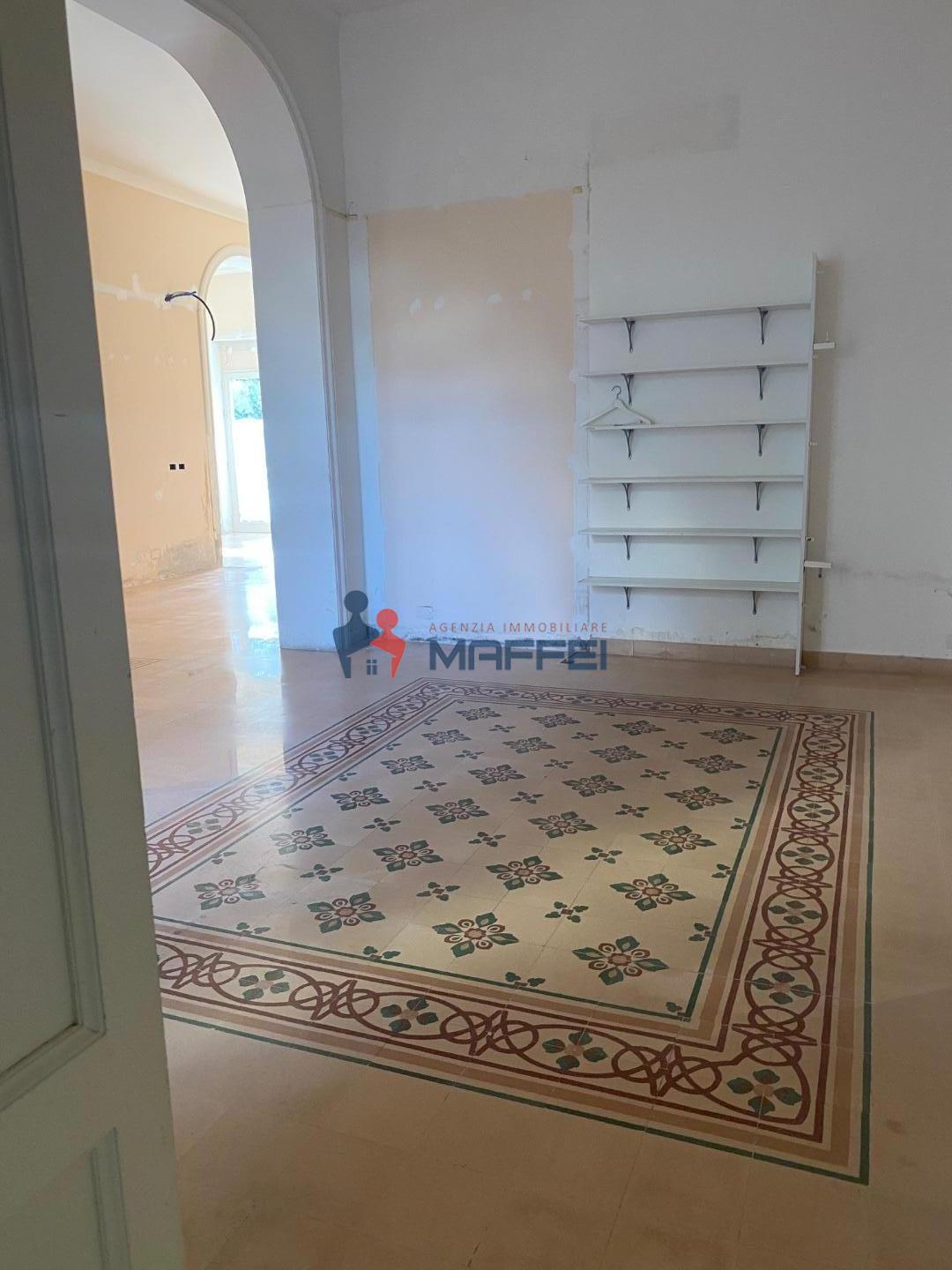 Appartamento in vendita a Viareggio, 4 locali, prezzo € 350.000 | PortaleAgenzieImmobiliari.it
