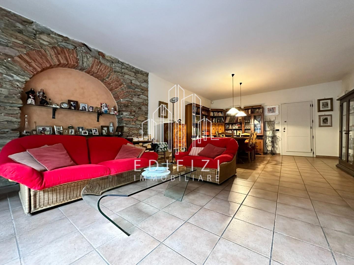 Appartamento in vendita a Montignoso, 6 locali, prezzo € 380.000 | PortaleAgenzieImmobiliari.it