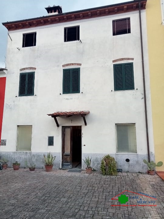 Appartamento in vendita a Lucca, 4 locali, prezzo € 75.000 | PortaleAgenzieImmobiliari.it