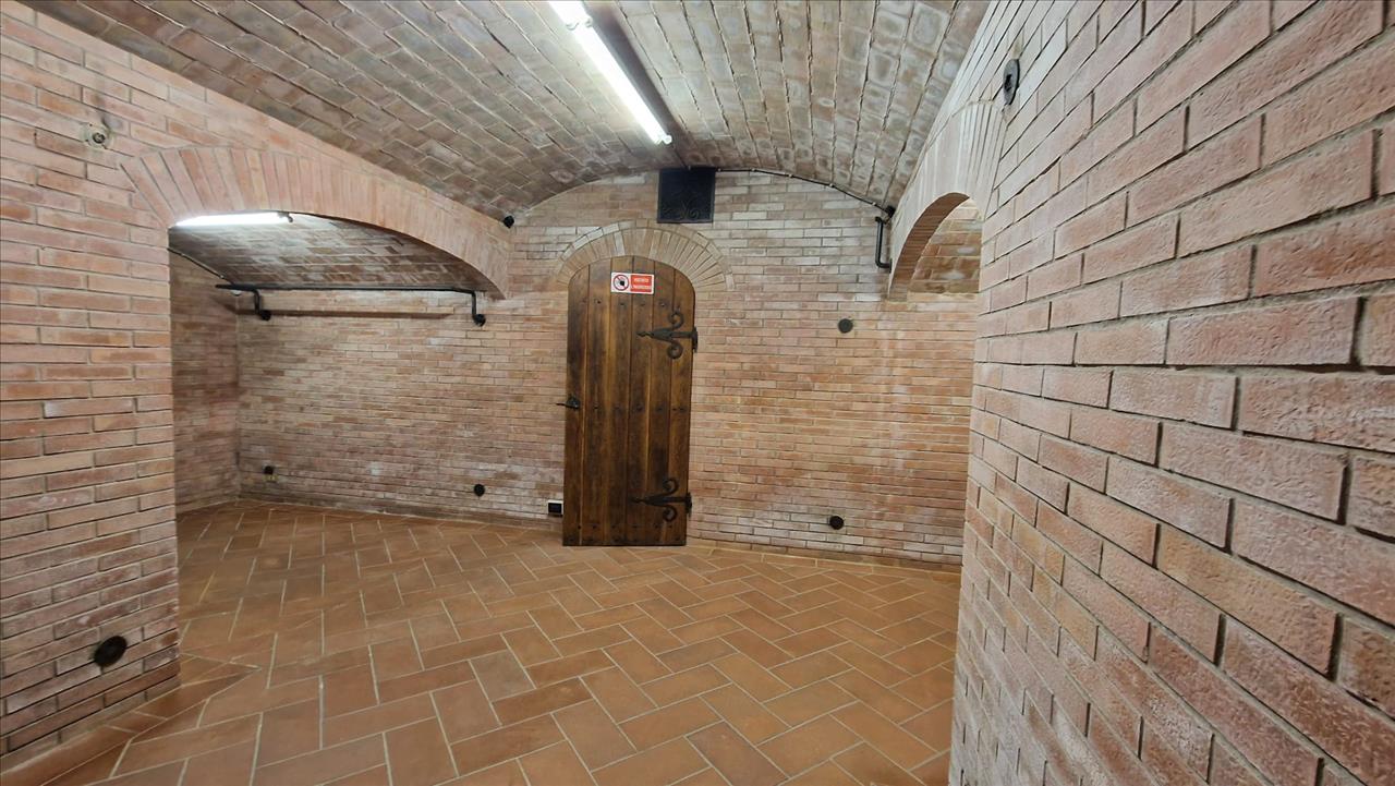 Negozio / Locale in affitto a Siena, 9999 locali, prezzo € 1.100 | CambioCasa.it