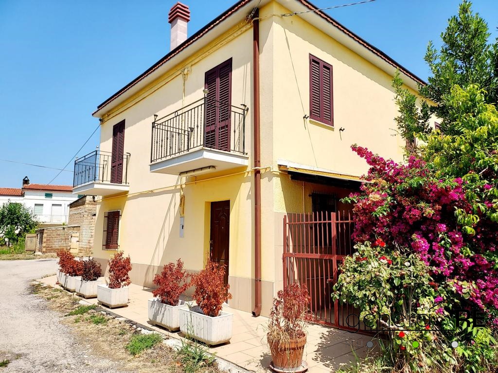Villa in vendita a Giuliano Teatino, 6 locali, prezzo € 185.000 | PortaleAgenzieImmobiliari.it
