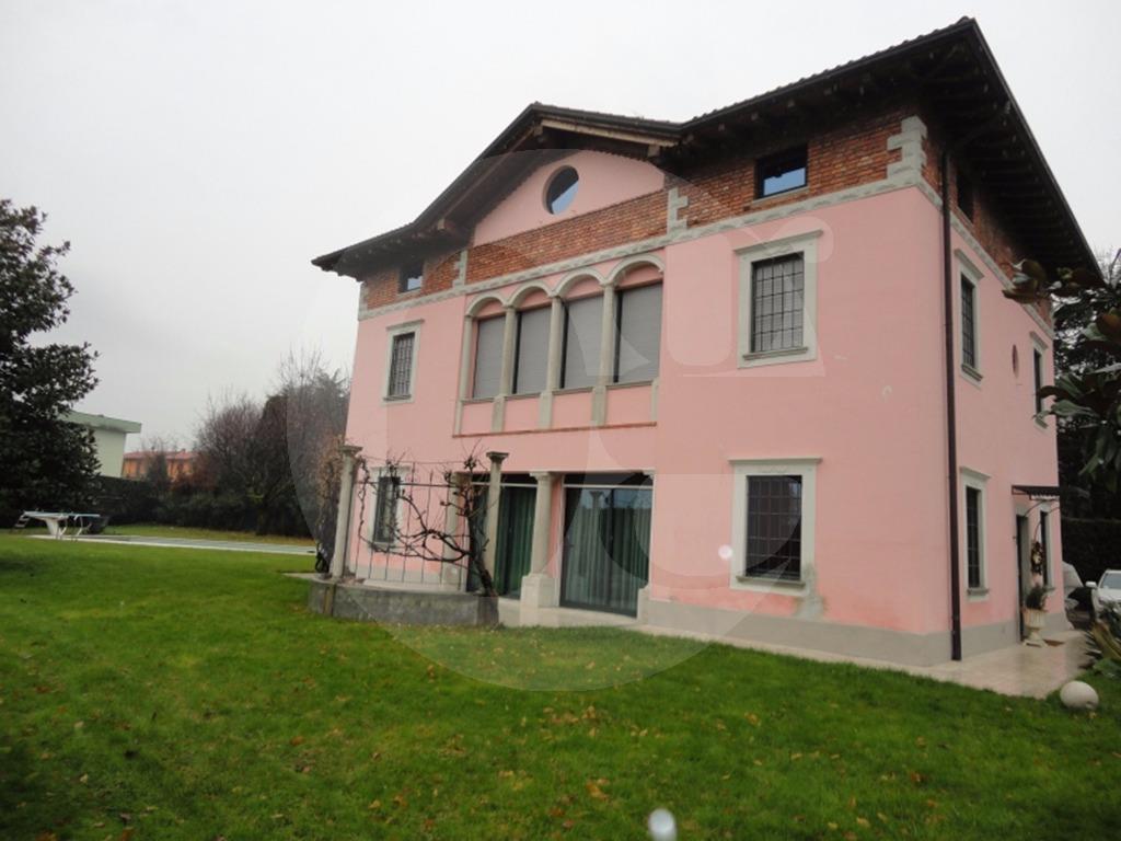 Villa in vendita a Erbusco, 7 locali, Trattative riservate | CambioCasa.it