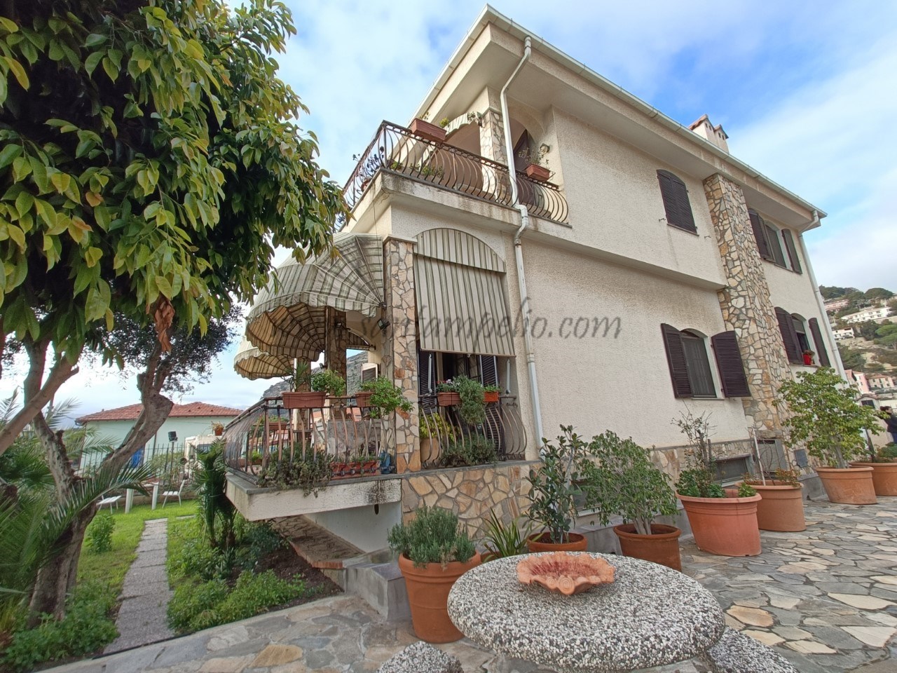 Villa in vendita a Ventimiglia, 10 locali, prezzo € 1.300.000 | CambioCasa.it