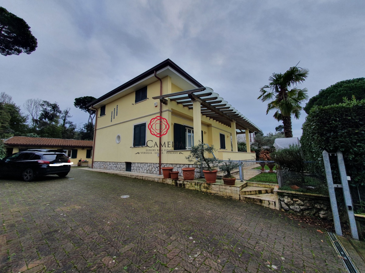 Villa in vendita a Pietrasanta, 10 locali, prezzo € 1.400.000 | PortaleAgenzieImmobiliari.it