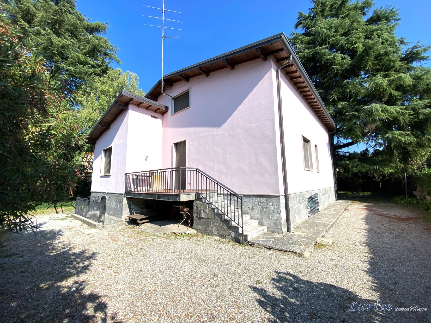 Villa in vendita a Erba, 5 locali, prezzo € 390.000 | CambioCasa.it