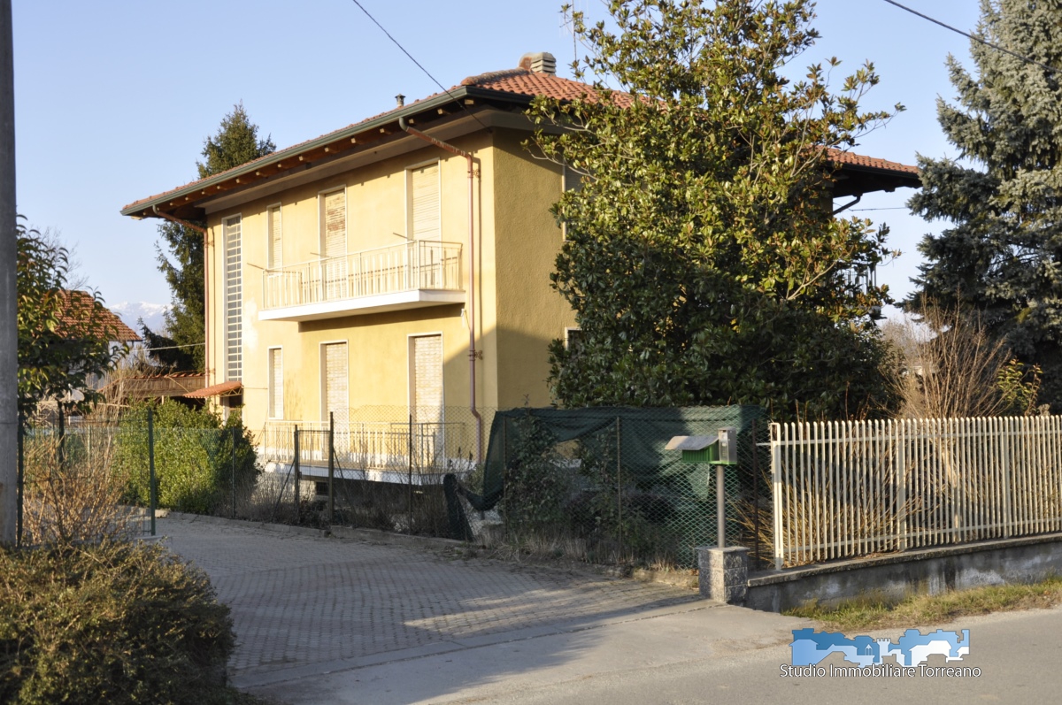 Villa in vendita a Strambino, 10 locali, prezzo € 209.000 | CambioCasa.it