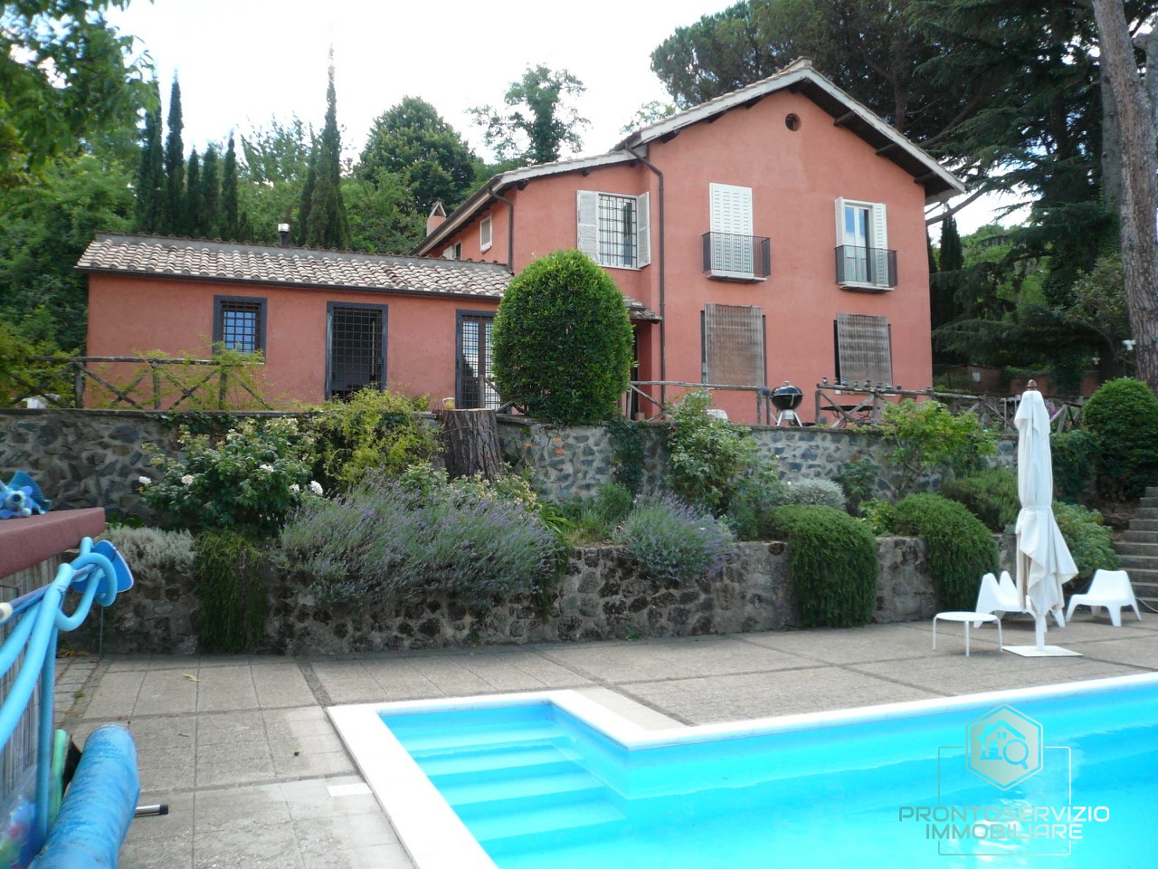 Villa in vendita a Monte Porzio Catone, 12 locali, prezzo € 750.000 | CambioCasa.it