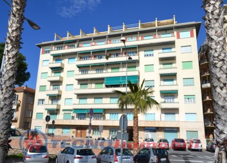 Appartamento in affitto a Loano, 4 locali, prezzo € 1.600 | PortaleAgenzieImmobiliari.it