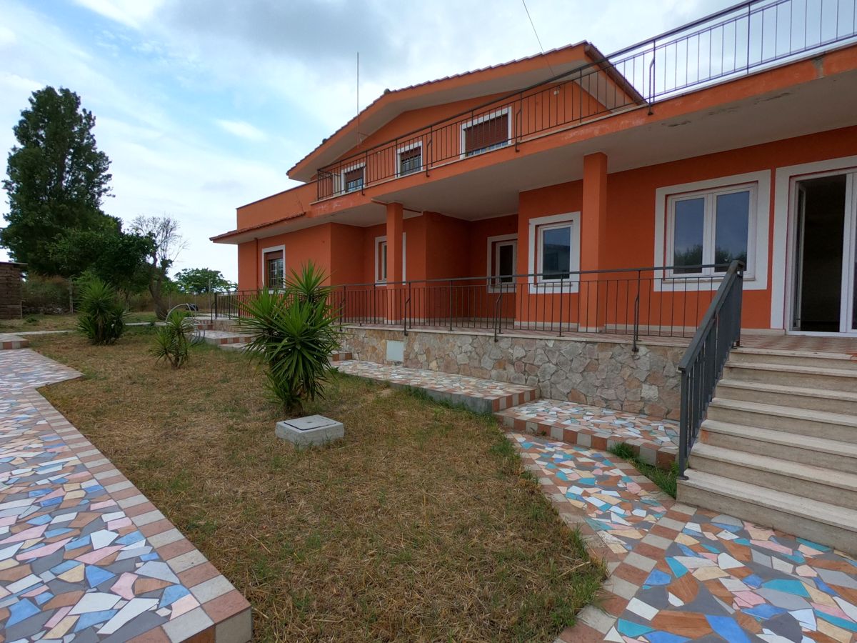 Villa in vendita a Nettuno, 7 locali, zona Zona: Zucchetti, prezzo € 209.000 | CambioCasa.it
