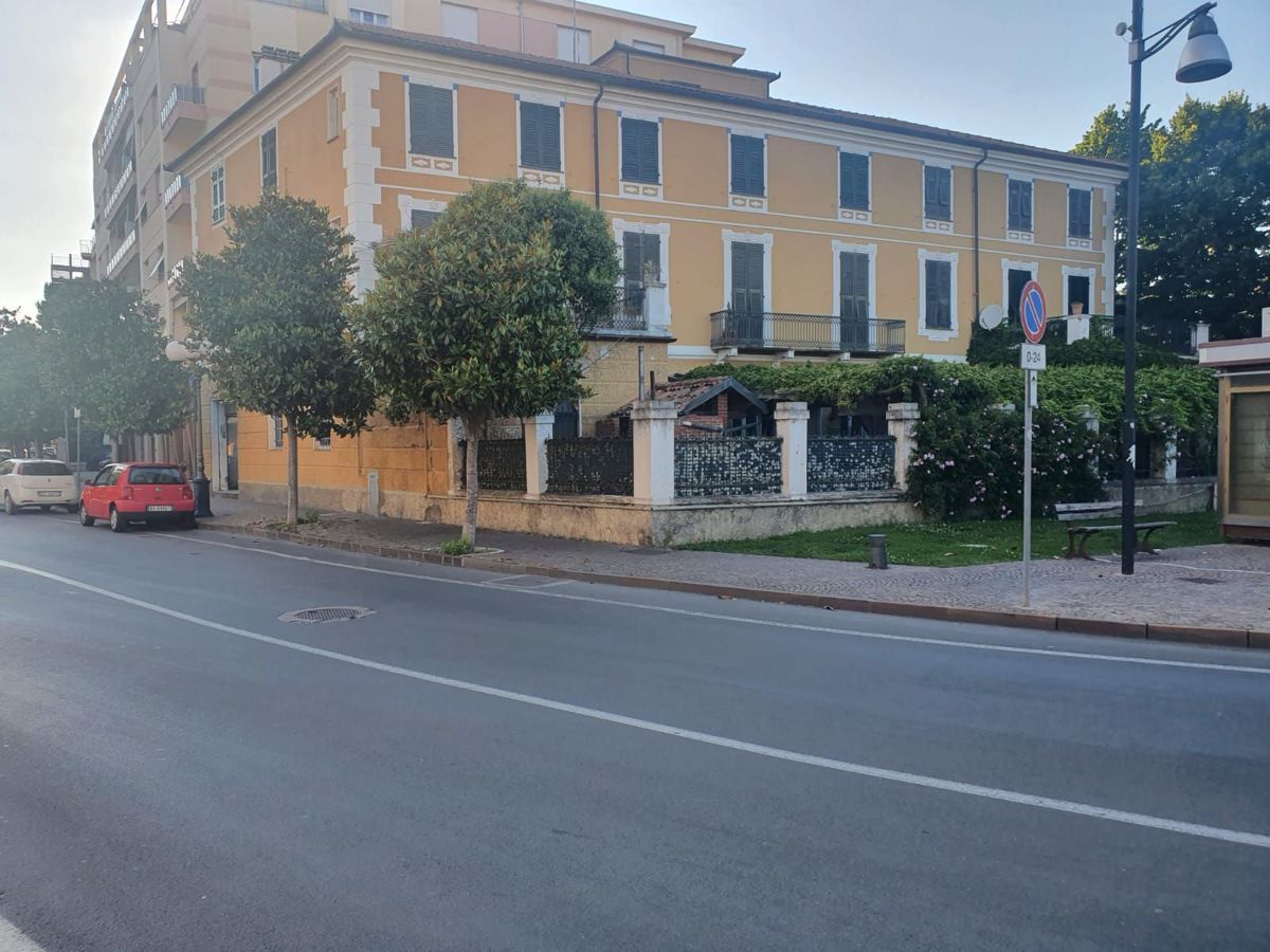 Palazzo / Stabile in vendita a Albenga