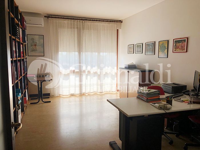 Ufficio / Studio in affitto a Padova, 4 locali, zona Est (Brenta-Venezia, Forcellini-Camin), prezzo € 1.000 | PortaleAgenzieImmobiliari.it