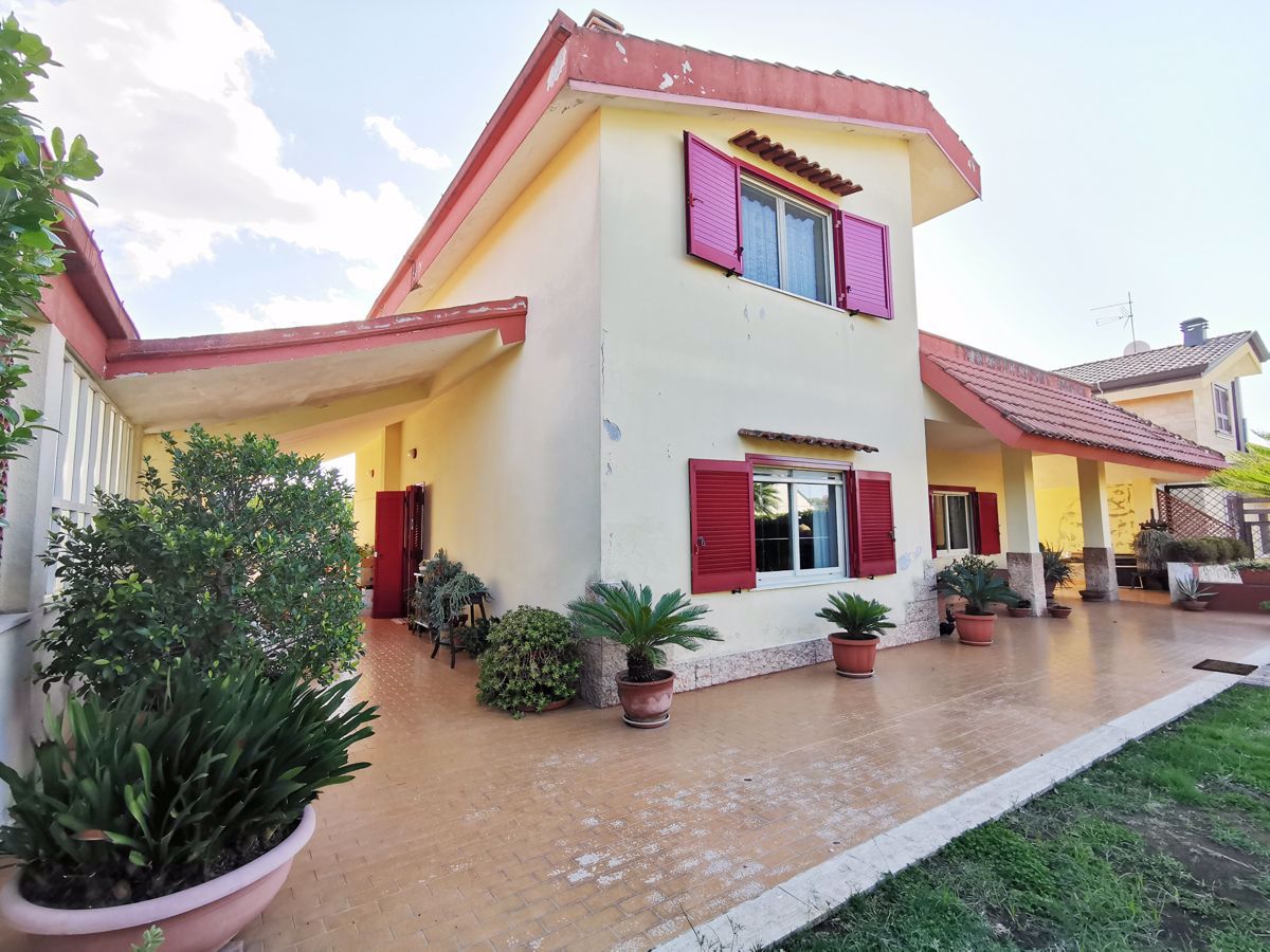Villa in vendita a Caserta, 7 locali, prezzo € 595.000 | CambioCasa.it
