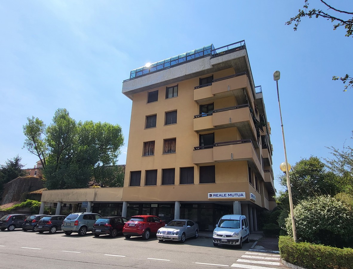 Ufficio / Studio in affitto a Laveno-Mombello, 2 locali, prezzo € 500 | PortaleAgenzieImmobiliari.it