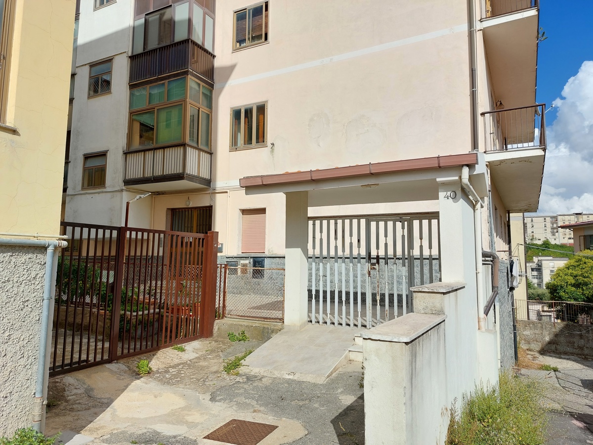 Appartamento in vendita a Catanzaro, 4 locali, zona e Piccolo, prezzo € 90.000 | PortaleAgenzieImmobiliari.it