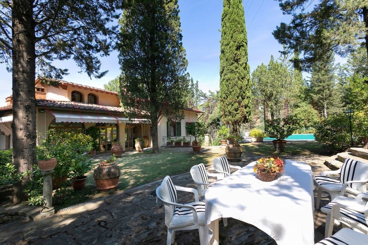 Villa Tri-Quadrifamiliare in vendita a Scandicci