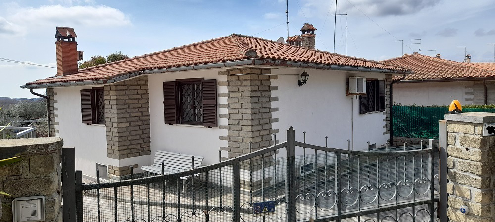 Villa Bifamiliare in vendita a Manziana, 6 locali, prezzo € 179.000 | CambioCasa.it