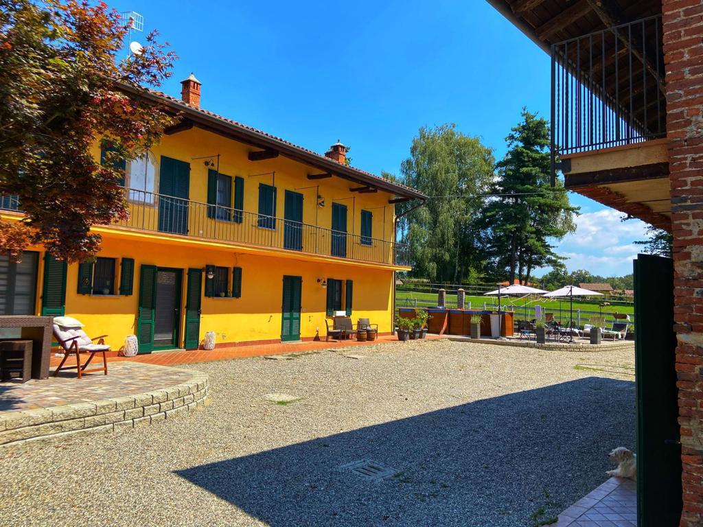 Rustico / Casale in vendita a Divignano, 8 locali, prezzo € 590.000 | PortaleAgenzieImmobiliari.it