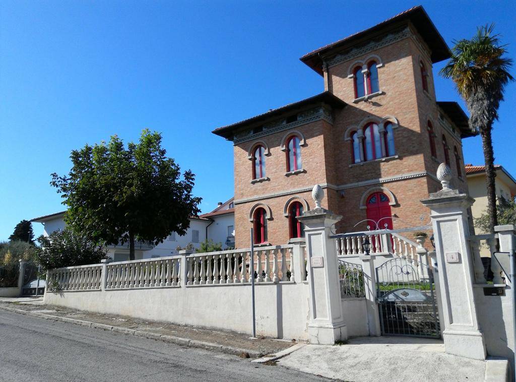Villa in vendita a Ostra, 9 locali, prezzo € 250.000 | CambioCasa.it