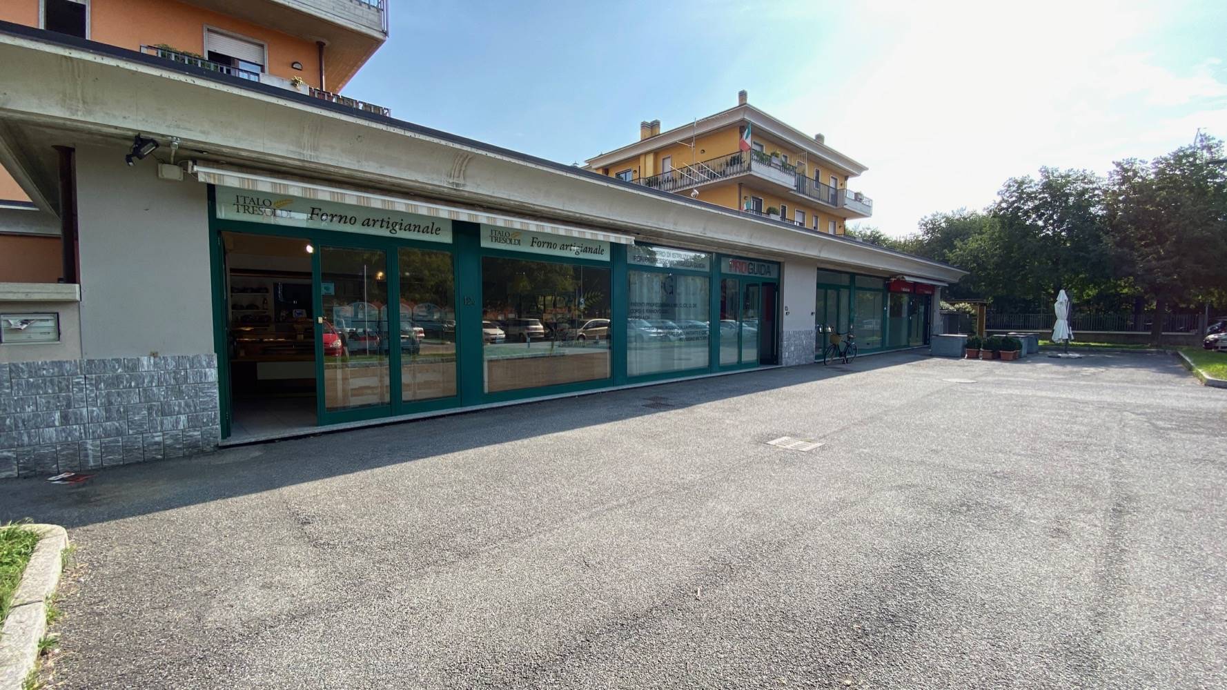 Negozio / Locale in vendita a Bergamo, 2 locali, zona Zona: Villaggio Sposi, prezzo € 150.000 | CambioCasa.it