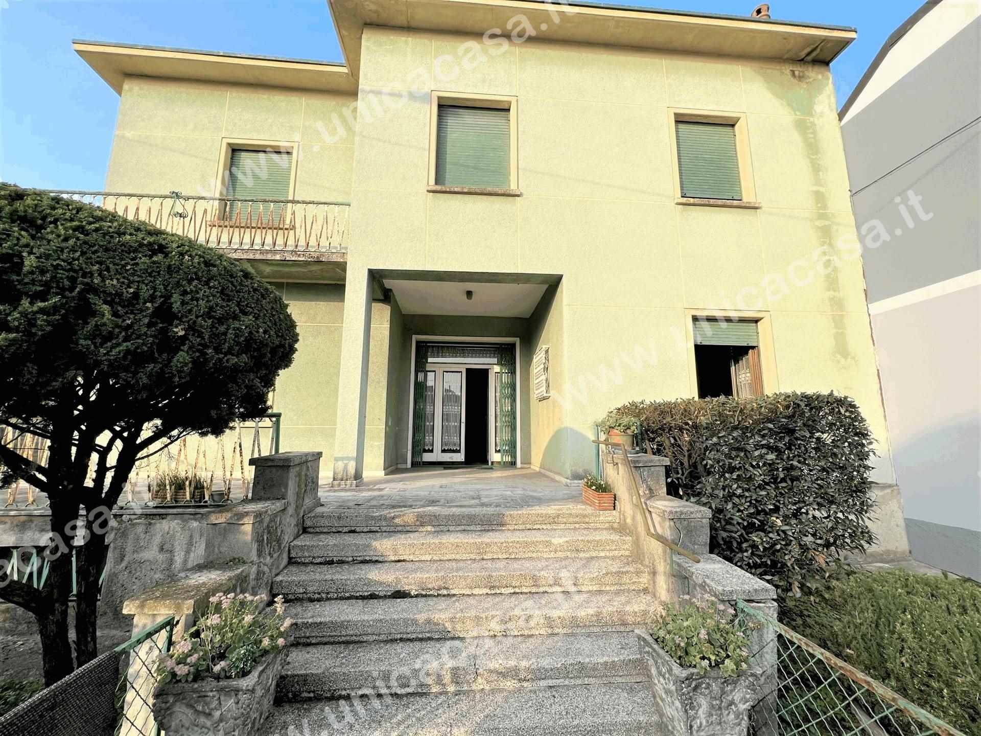 Villa in vendita a Fara Gera d'Adda, 10 locali, prezzo € 450.000 | PortaleAgenzieImmobiliari.it