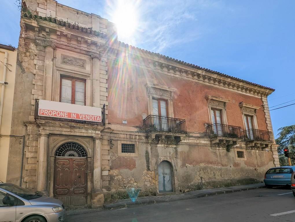 Palazzo / Stabile in vendita a Leonforte, 15 locali, prezzo € 230.000 | CambioCasa.it