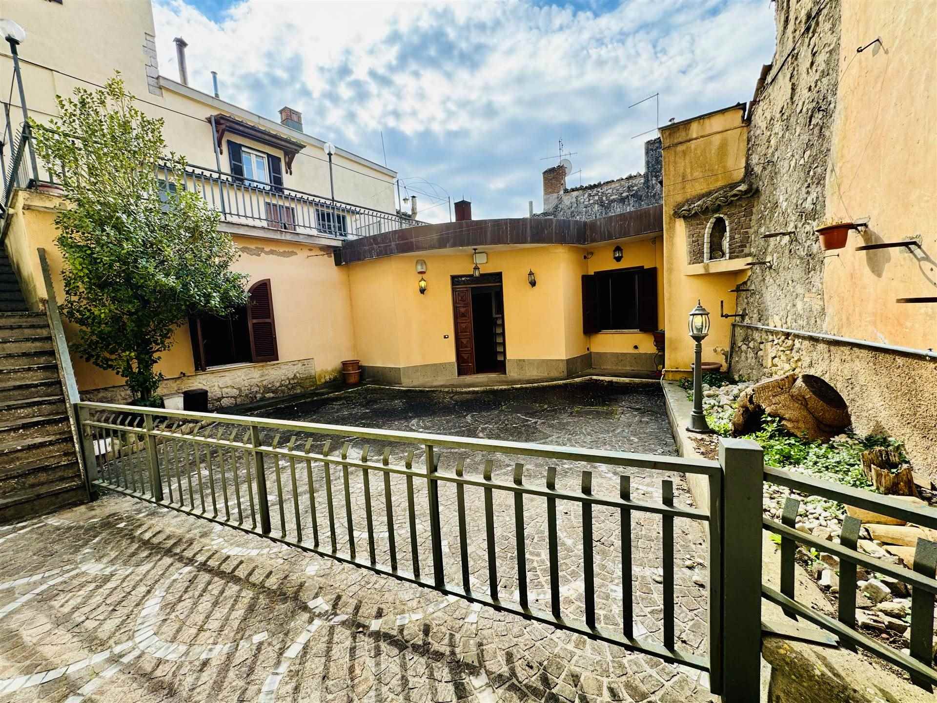 Appartamento in vendita a Veroli, 8 locali, prezzo € 98.000 | PortaleAgenzieImmobiliari.it