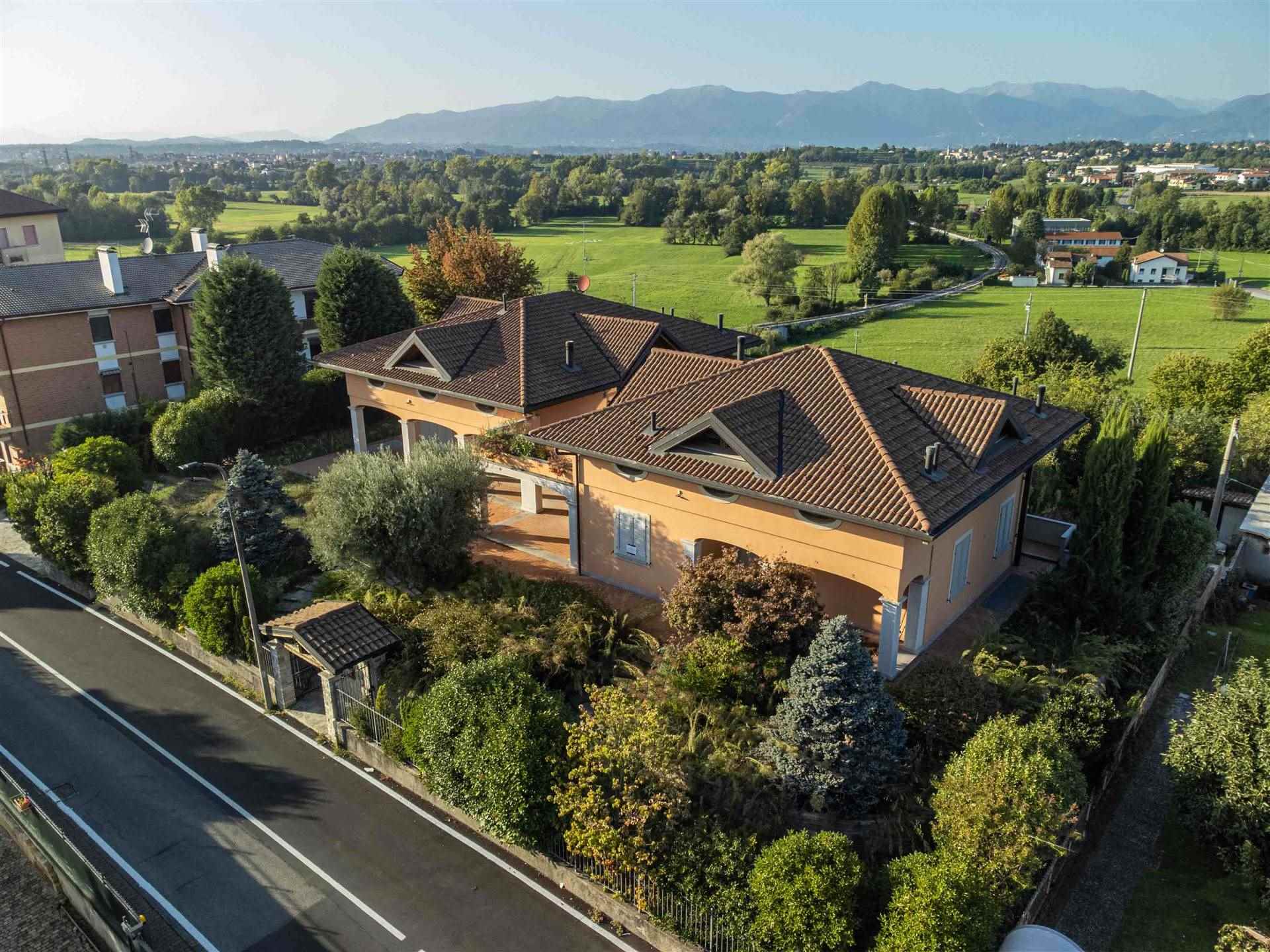 Villa in vendita a Besana in Brianza, 14 locali, prezzo € 880.000 | PortaleAgenzieImmobiliari.it