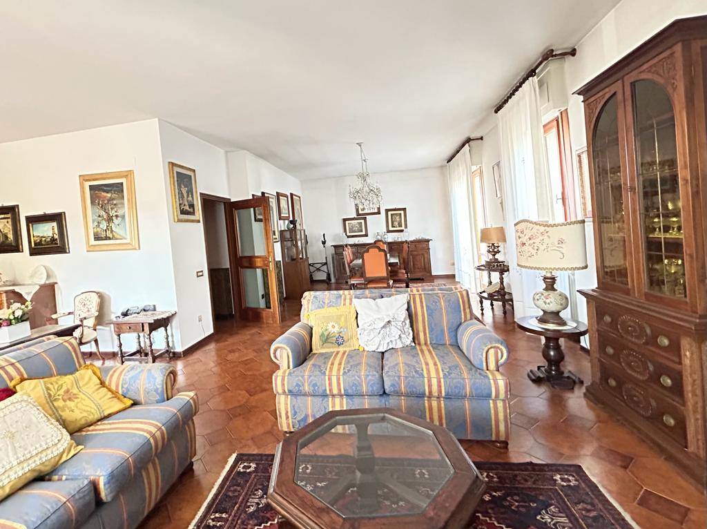 Appartamento in vendita a Prato, 6 locali, zona a Lucia, prezzo € 425.000 | PortaleAgenzieImmobiliari.it