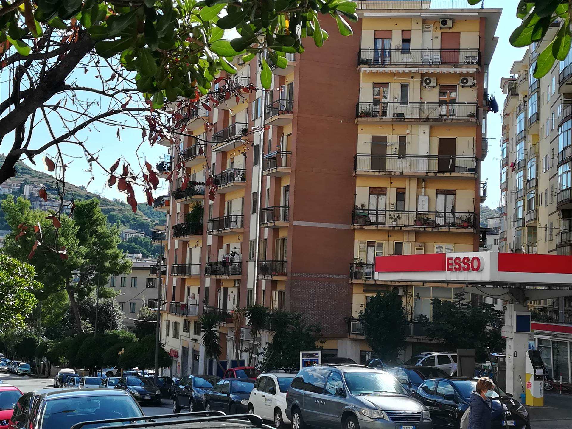 Appartamento in affitto a Salerno, 6 locali, zona Zona: Carmine, prezzo € 800 | CambioCasa.it