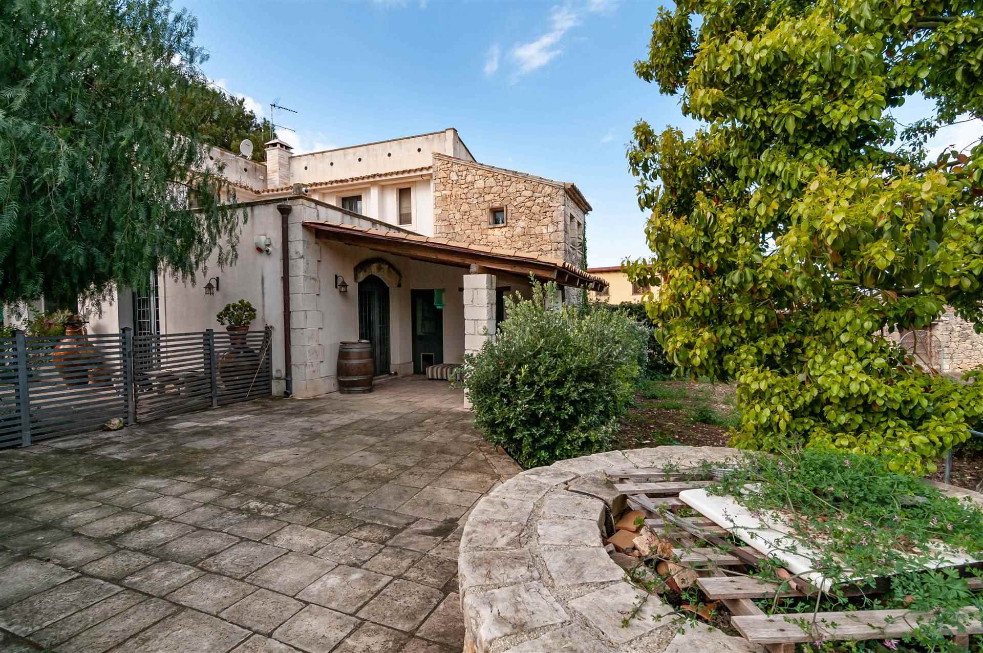 Villa in vendita a Siracusa, 8 locali, zona Località: BORGO PANTANO, prezzo € 350.000 | PortaleAgenzieImmobiliari.it