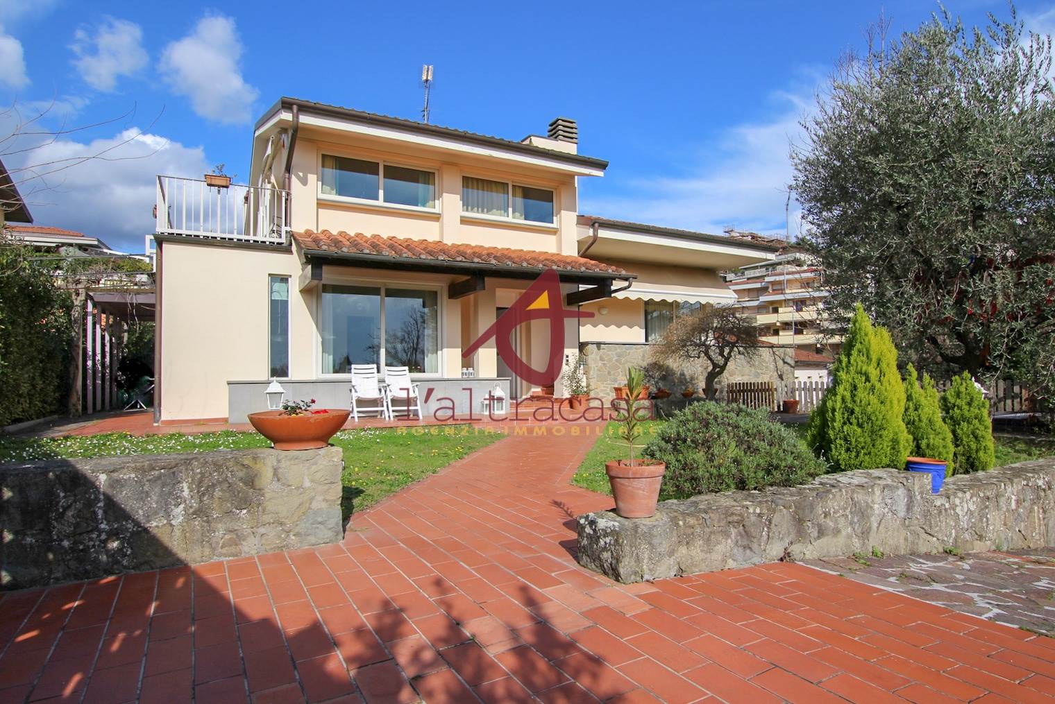 Villa in vendita a Montecatini-Terme, 9 locali, prezzo € 650.000 | PortaleAgenzieImmobiliari.it