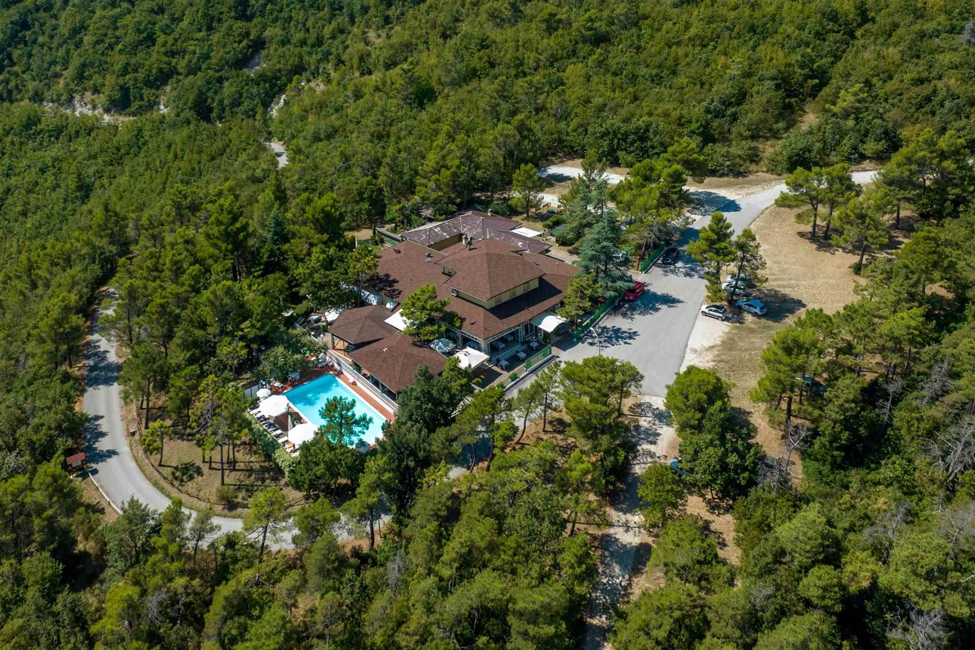 Villa in vendita a Arcevia, 18 locali, zona Località: COSTA, prezzo € 1.150.000 | PortaleAgenzieImmobiliari.it