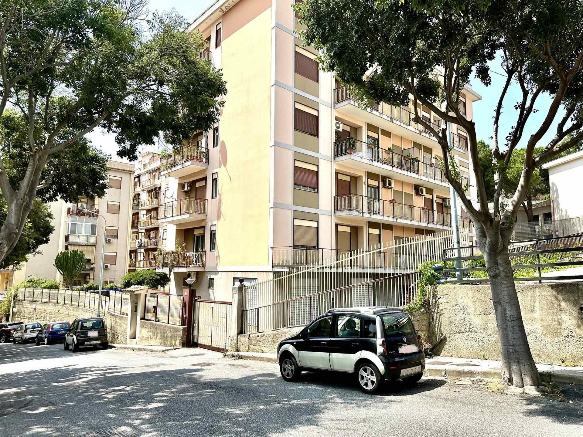 Appartamento in vendita a Messina, 8 locali, zona nziata bassa/S. Licandro, prezzo € 225.000 | PortaleAgenzieImmobiliari.it