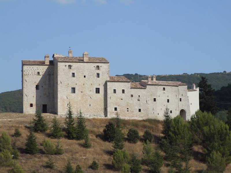 Palazzo / Stabile in vendita a Todi, 20 locali, Trattative riservate | CambioCasa.it