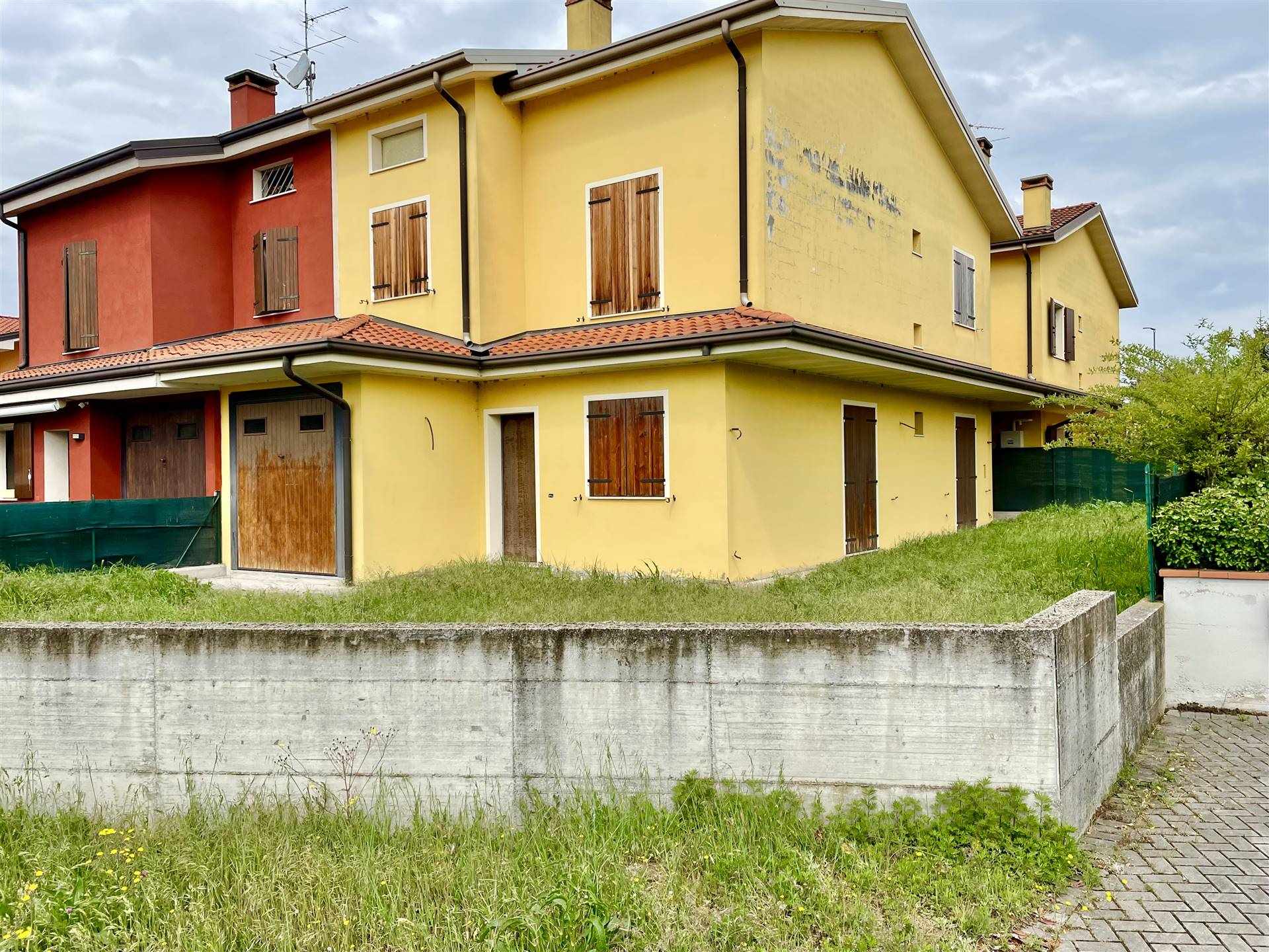 Villa Bifamiliare in vendita a Porto Mantovano, 4 locali, zona Zona: Montata Carra, prezzo € 169.000 | CambioCasa.it