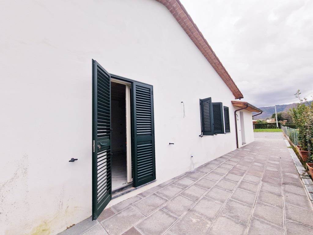 Villa in vendita a Capannori, 4 locali, zona ia, prezzo € 220.000 | PortaleAgenzieImmobiliari.it