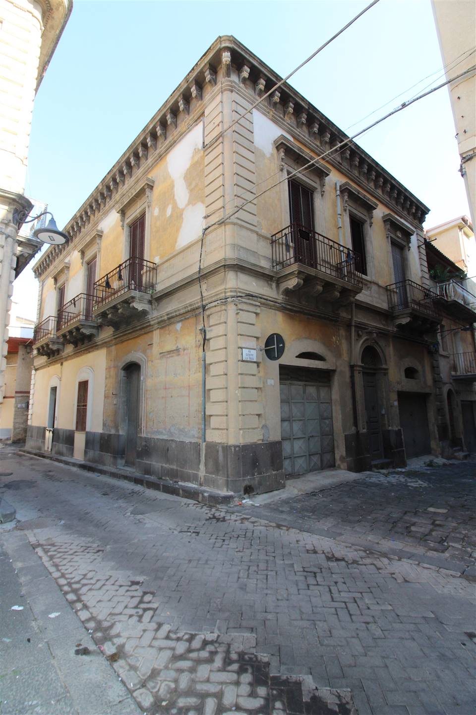 Palazzo / Stabile in vendita a Francofonte, 14 locali, prezzo € 160.000 | CambioCasa.it