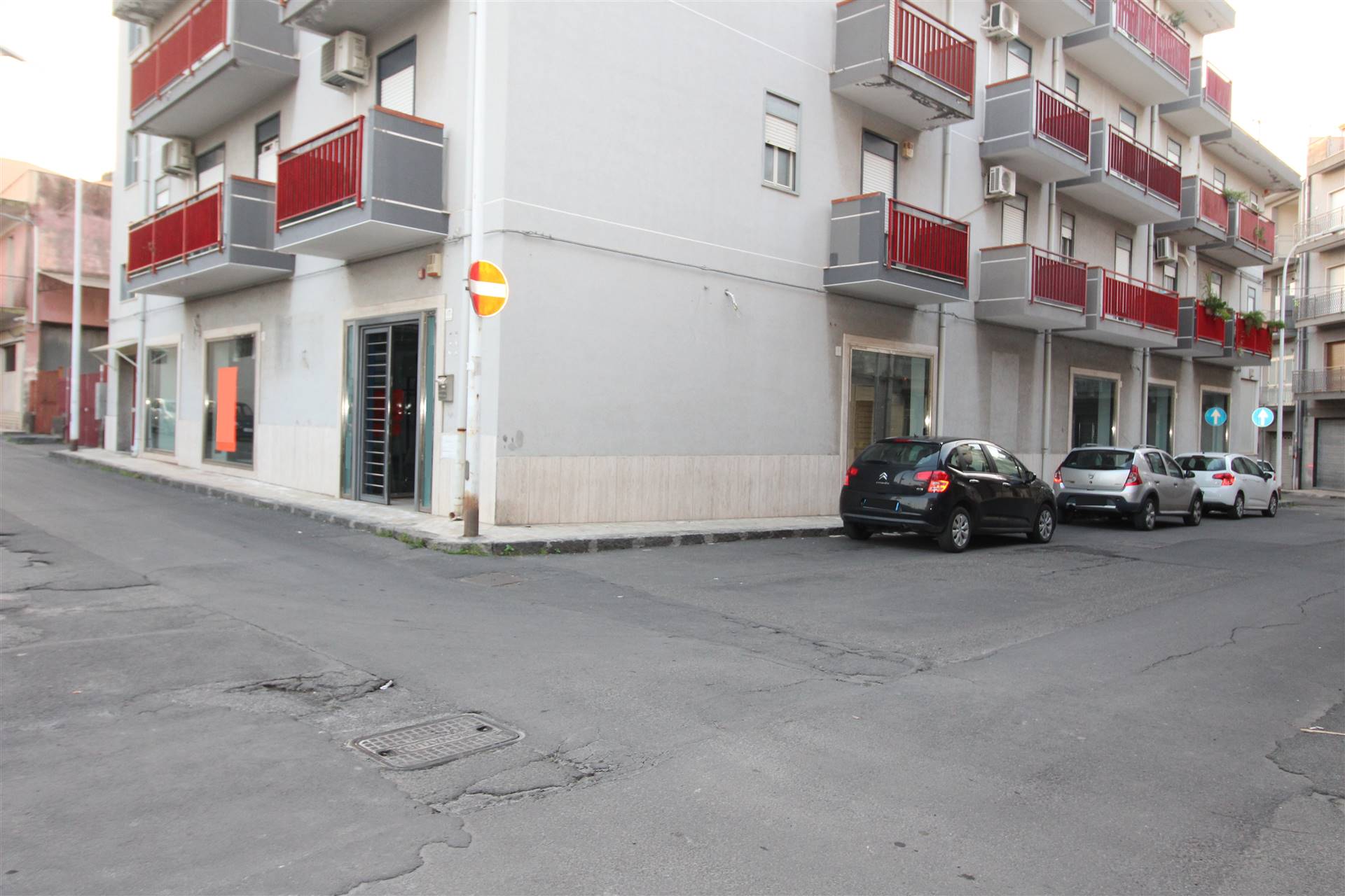Immobile Commerciale in vendita a Lentini, 9999 locali, zona Località: P.ZZA DEL POPOLO, Trattative riservate | CambioCasa.it