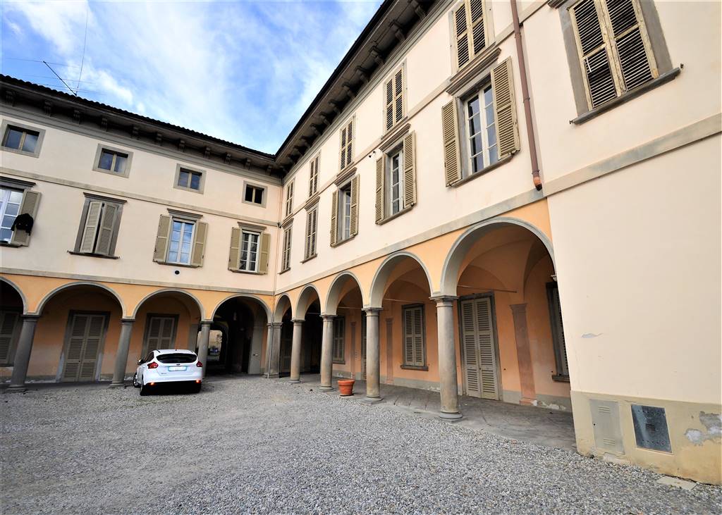 Appartamento in vendita a Caprino Bergamasco, 10 locali, prezzo € 150.000 | PortaleAgenzieImmobiliari.it