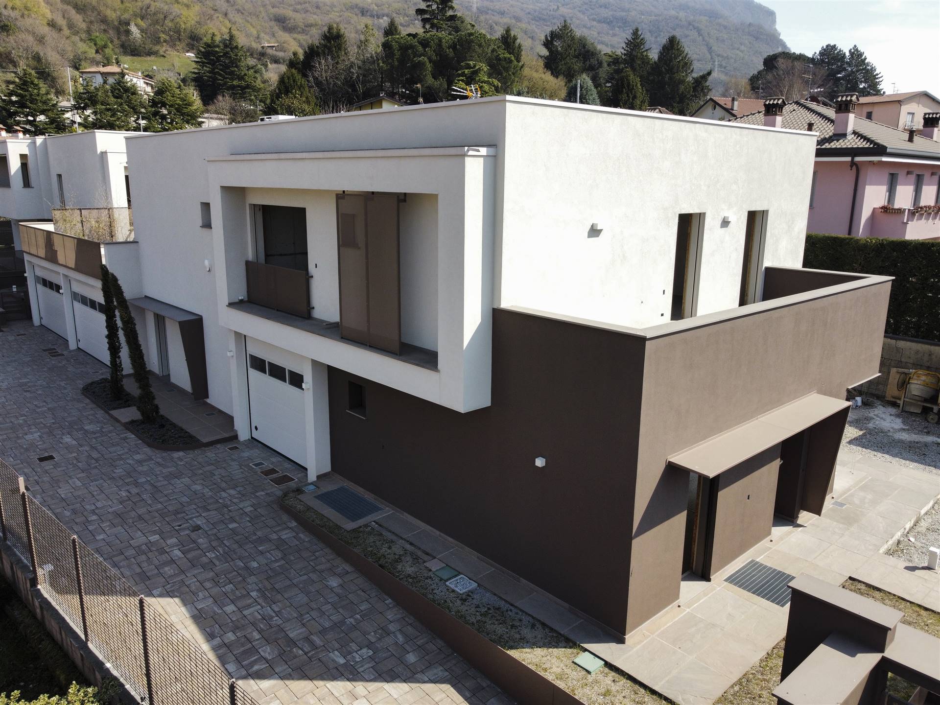 Villa in vendita a Lecco, 5 locali, zona ianico, prezzo € 595.000 | PortaleAgenzieImmobiliari.it