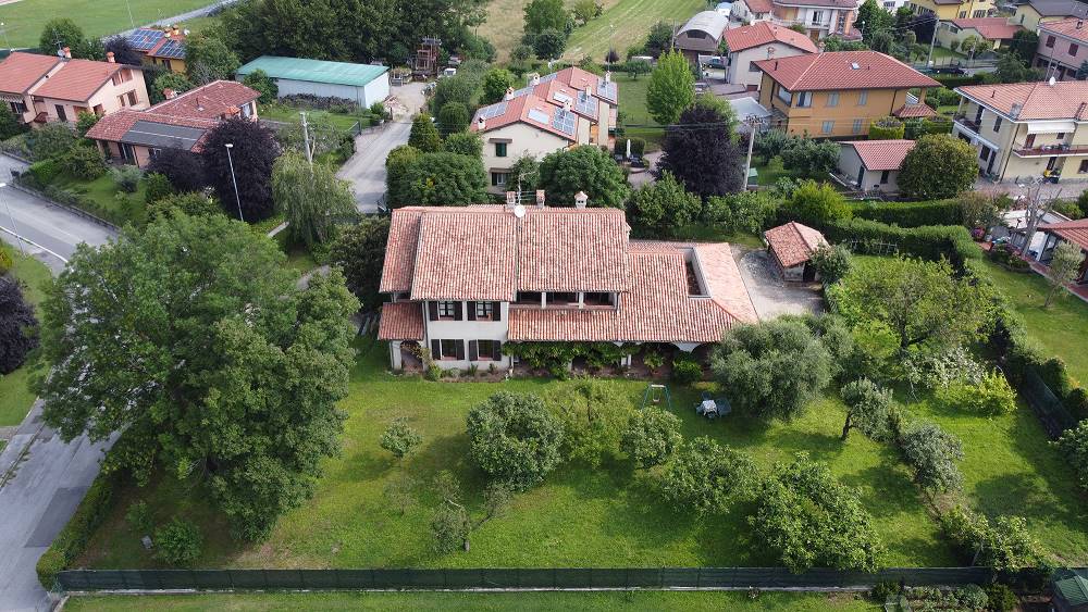 Villa in vendita a Cassago Brianza, 10 locali, prezzo € 850.000 | PortaleAgenzieImmobiliari.it
