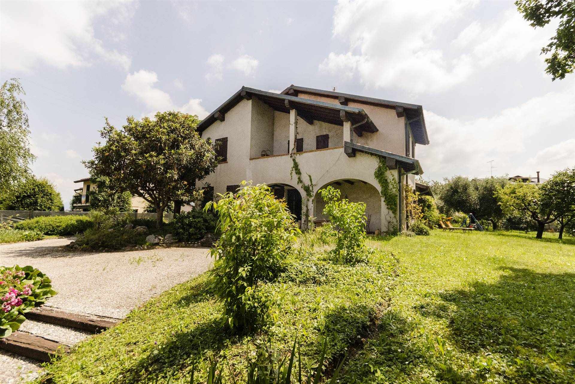 Rustico / Casale in vendita a Cassago Brianza, 10 locali, prezzo € 850.000 | PortaleAgenzieImmobiliari.it